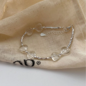 Minimalist S925 sterling silver beaded bracelet with clear heart charms on linen pouch