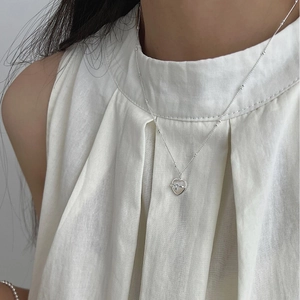 Collier avec pendentif cœur en argent et nacre sur une fine chaîne à boules chic