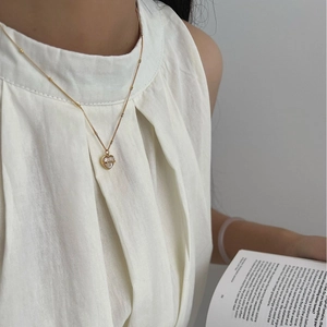 Collier élégant en chaîne dorée avec pendentif en forme de cœur et nacre blanche