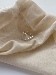 Détail d'une bague en argent sterling 925 avec plusieurs motifs de cœurs évidés
