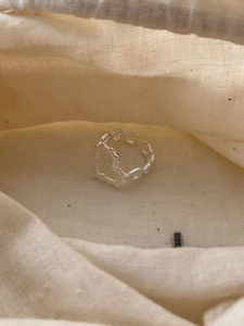 Détail macro de la bague en argent 925 avec motifs de cœurs évidés et perles ciselées