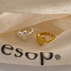 Stereo heart ring set with beaded bands in gold and silver finish on fabric pouch