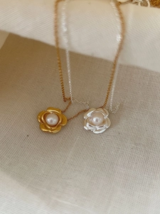 Détails de pendentifs camélia avec perles en finitions dorée et argentée