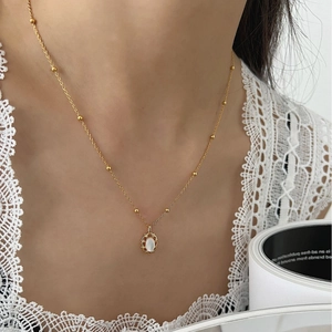 Collier élégant en argent 925 doré avec perles et pendentif ovale en nacre blanche