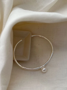 Detailansicht eines S925 Sterling Silber Armreifs im Bambus Design mit Perlenanhänger