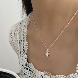 Collier en argent 925 à billes avec pendentif ovale en pierre blanche et cadre évidé