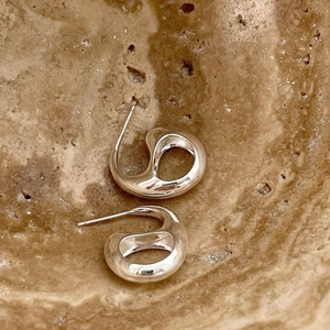 Minimalist 925 silver hollow hoop earrings with polished organic streamline design