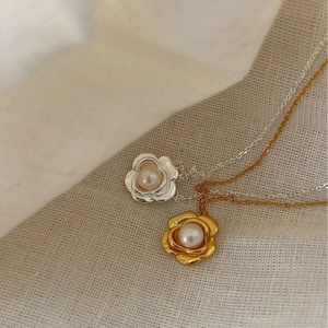 Collier fleur de camélia en argent S925 avec perle centrale en doré et argenté