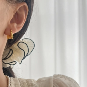 Minimalist 925 silver gold teardrop earrings with high-polish finish on female model