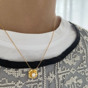 Collier camélia élégant plaqué or 18 carats avec pendentif perle sur chaîne fine