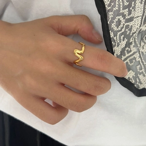 Bague vague minimaliste en argent sterling 925 doré portée à l'index pour femme