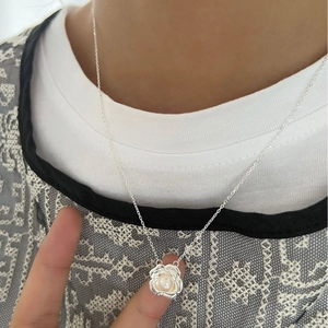 Collier camélia en argent sterling S925 avec perle blanche dans un pendentif rose