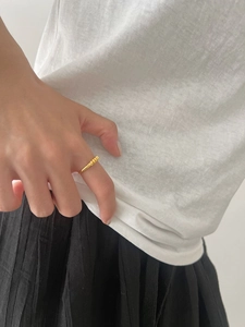Minimalistischer S925 Sterlingsilber Spiralring in Goldoptik an der Hand