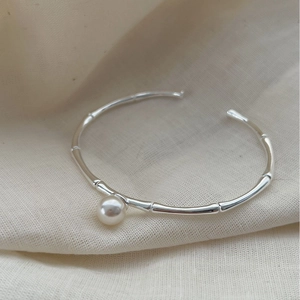 Eleganter S925 Sterlingsilber Bambus-Armreif mit glänzender weißer Perle für Damen