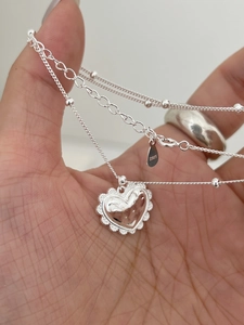 Vue macro du poinçon S925 et du pendentif coeur avec détails de bordure ondulée