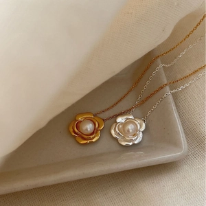 Élégant collier camélia en argent S925 avec perle blanche en finitions dorée et argentée