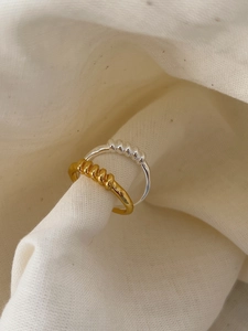 Detailansicht minimalistischer S925 Sterlingsilber Spiralringe in Gold und Silber poliert