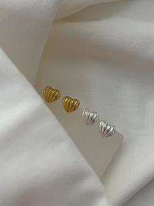 Detailed close-up of 925 sterling silver 3D heart earrings with pleated texture details