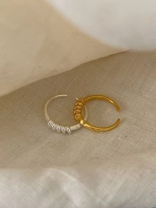 Makroaufnahme der S925 Silber-Punze auf goldenen und silbernen Spiralringen