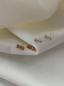 Vue détaillée des boucles d'oreilles nœud en argent S925 avec pavé de micro-oxydes