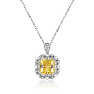 Vue macro d'un pendentif en diamant jaune taille radiant sur argent massif S925