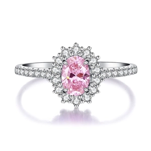Vue macro d'une bague en argent S925 avec une pierre rose ovale et un halo de diamants