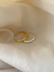 Detailansicht von S925-Sterlingsilber-Ringen auf weichem beigefarbenem Leinenstoff