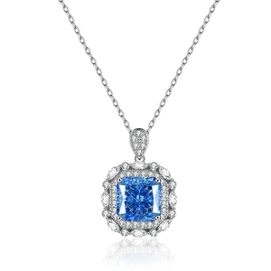 Gros plan du pendentif en pierre bleue taille princesse avec sertissage double halo