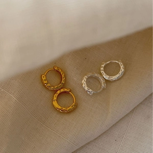Minimalist 925 silver hoop earrings with hammered lava texture in gold and silver finish