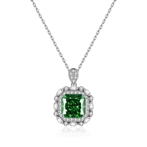 Détail du pendentif avec pierre verte coupe Radiant et double halo de diamants brillants