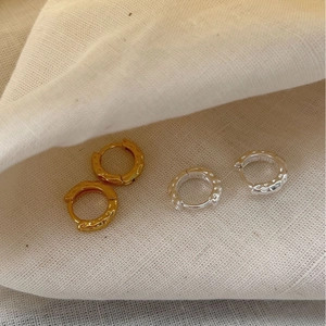Minimalist 925 sterling silver hoop earrings with irregular hammered texture in gold and silver