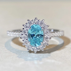 Bague élégante en argent 925 avec une pierre bleue ovale et un halo de diamants