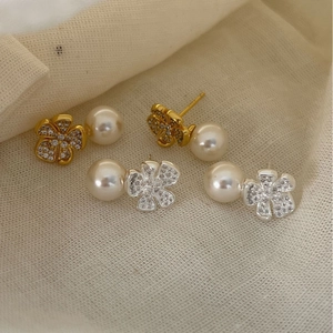 925 silver flower pearl stud earrings with zircon crystals in gold and silver finish
