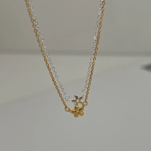Colliers fleurs minimalistes en argent 925 doré et argenté pour un look superposé