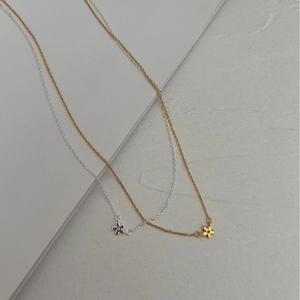 Collier minimaliste en argent 925 avec petites fleurs en finitions or et argent