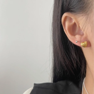 3D gold heart stud earrings with vertical texture in minimalist 925 sterling silver style