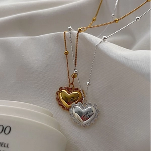 Colliers pendentifs cœur dorés et argentés avec bords dentelle et chaînes à billes
