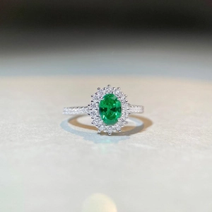 Eleganter S925 Silberring mit ovalem smaragdgrünem Stein und Mikro-Pave-Diamanten