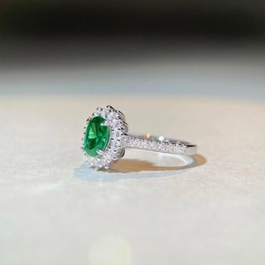 Eleganter S925 Silberring mit 1ct Smaragd und doppelter Halo-Diamantfassung für Damen