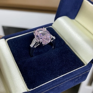 Lujoso anillo de plata 925 con diamante rosa ovalado y piedras laterales de trapecio