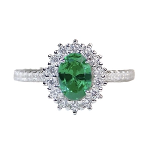 Eleganter S925 Silberring mit ovalem smaragdgrünem Stein und glitzerndem Diamant-Halo