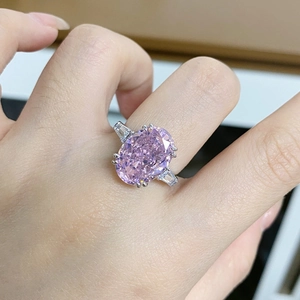Primer plano de un anillo de plata 925 con gema rosa ovalada y piedras laterales de trapecio