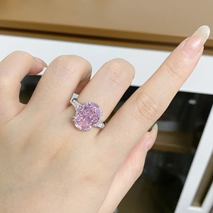 Detalle de un lujoso anillo de plata 925 con una gran piedra ovalada rosa en la mano