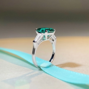 S925 silver emerald cut green zircon ring with tapered side stones in a three-stone design