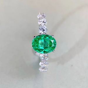 Vue macro de la bague en argent s925 avec une grande pierre Paraiba verte ovale et diamants