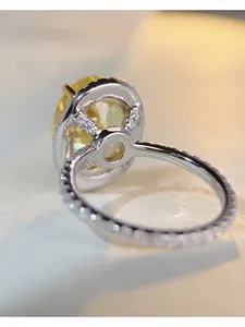 Vue macro d'une bague en argent S925 avec pierre jaune 10ct et entourage de diamants
