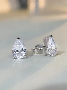 Makroansicht von S925 Silber-Ohrsteckern mit glänzendem Zirkonia und S925-Stempel