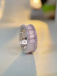 Vue macro d'une bague en argent S925 avec gemmes roses baguettes et pavé de diamants