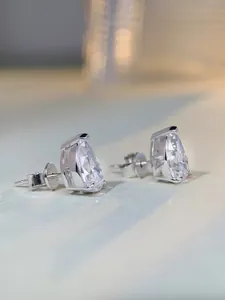 Makro-Detail von tropfenförmigen Zirkonia-Ohrringen mit S925 Silber Krappenfassung