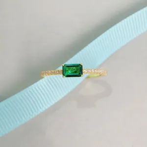 Rechthoekige geslepen smaragd ring met goudlaag en pavé-accenten